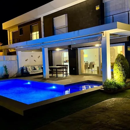 16 Luxury - Private Pool Villa